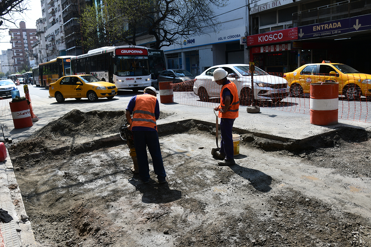 General Paz, entre el puente y el cruce con Colón hay tres cortes en una mano, que es la de tránsito selectivo para colectivos y taxis y complican el trafico en la zona
foto: Ramiro Pereyra / La Voz