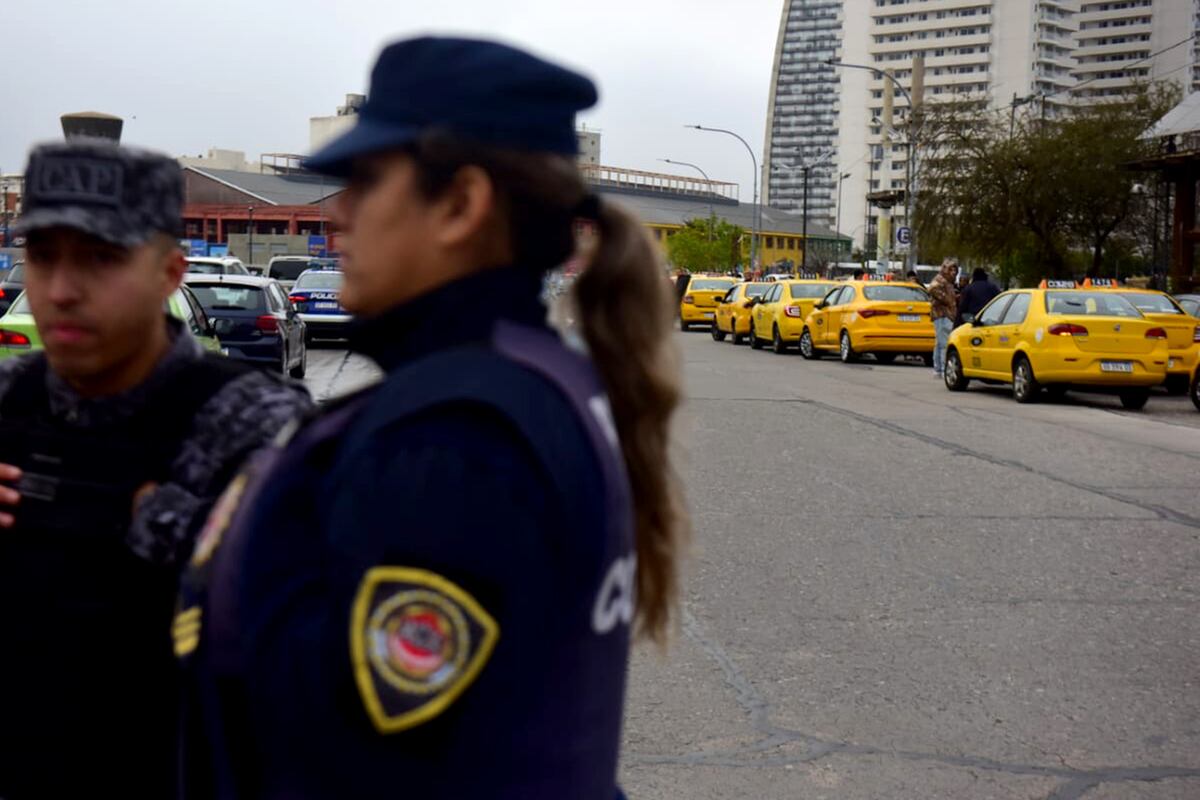 Taxistas y remiseros, agrupados en diversas organizaciones, protestan frente al Concejo Deliberante de la ciudad de Córdoba. (José Gabriel Hernández / La Voz)