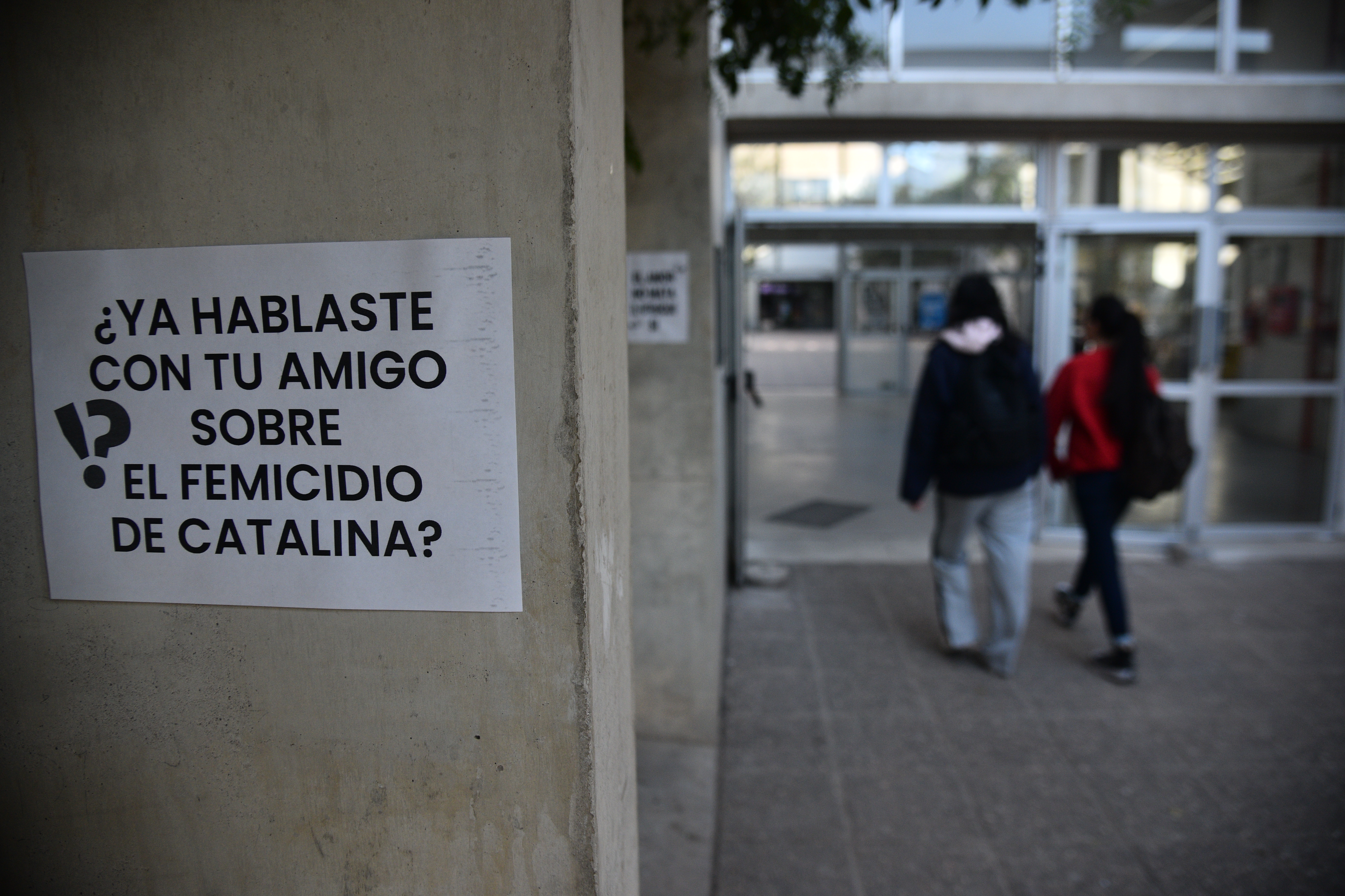 Carteles en la Facultad de Arquitectura de la UNC por el femicidio de Catalina.
(Pedro Castillo / La Voz)