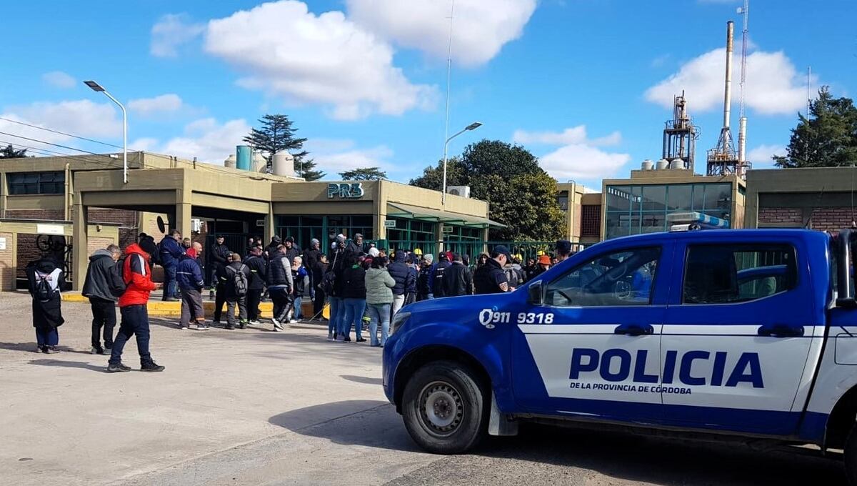 Empleados frente a la sede de Petroquímica. Una escena que lleva tres meses. (La Voz)