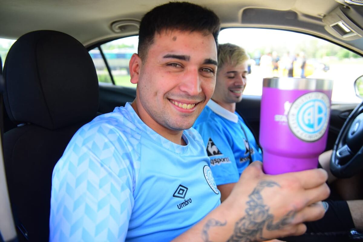 Hinchas de Belgrano copando la ruta para ir a Rafaela y asistir al partido con Real Pilar por los 32avos de final de la Copa Argentina. (José Gabriel Hernández / La Voz)