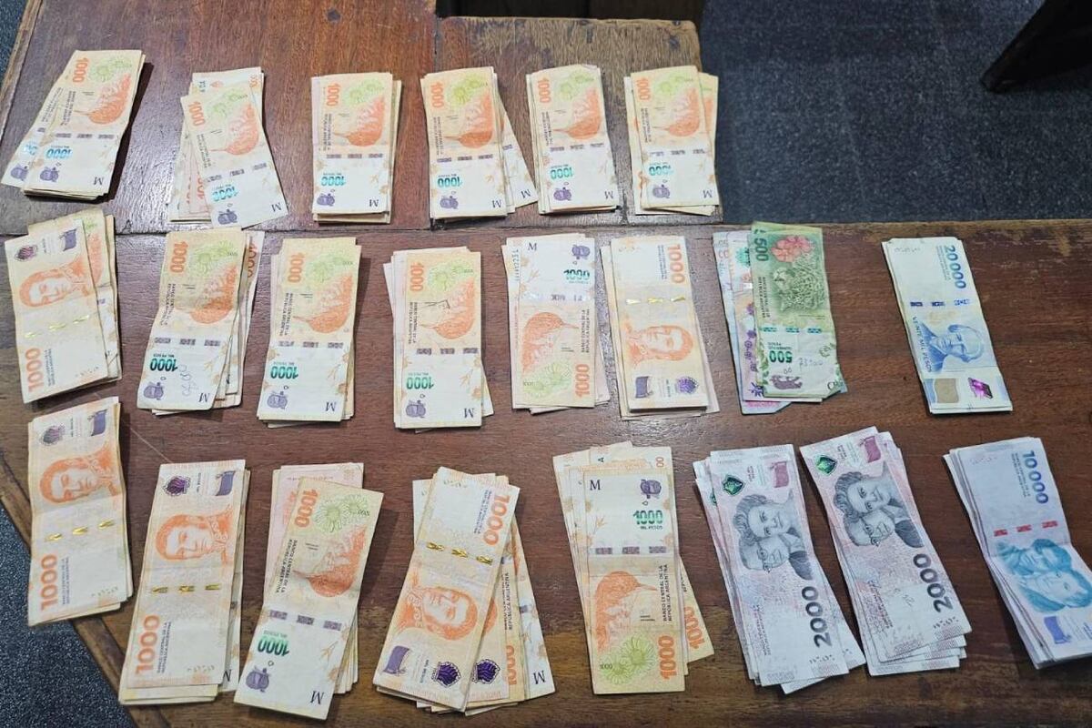 Detenidos. Los sujetos intentaron sobornar a los oficiales con casi medio millón de pesos. (Policía de Córdoba)