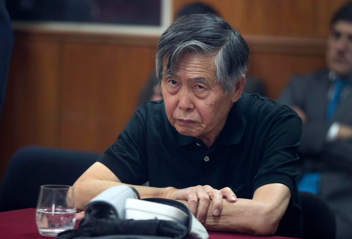 Archivo - El expresidente encarcelado Alberto Fujimori asiste a su audiencia de juicio en una base policial en las afueras de Lima, Perú, el 25 de octubre de 2013. La Corte Interamericana de Derechos Humanos le pidió a Perú el jueves 13 de junio de 2024 suspender "inmediatamente el trámite" de un proyecto de ley que, de aprobarse, impedirá juzgar y condenar por lesa humanidad y crímenes de guerra a quienes hubieran cometido delitos antes de 2002, incluyendo al expresidente Alberto Fujimori. (AP Foto/Martín Mejía, Archivo)