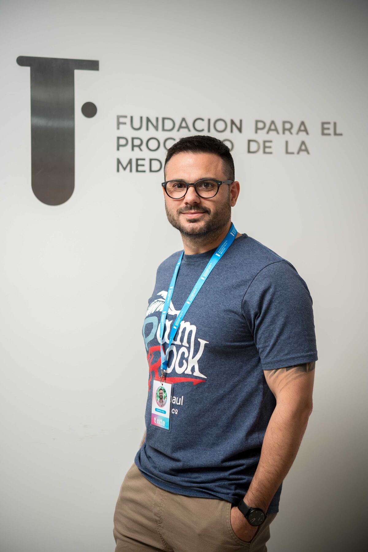 "Trabajamos con un biobanco de 130 bacterias. Cada una produce un color determinado o biocompuestos", explica Rodrigo Asili, fundador y socio de Tintte. (Gentileza Tintte)