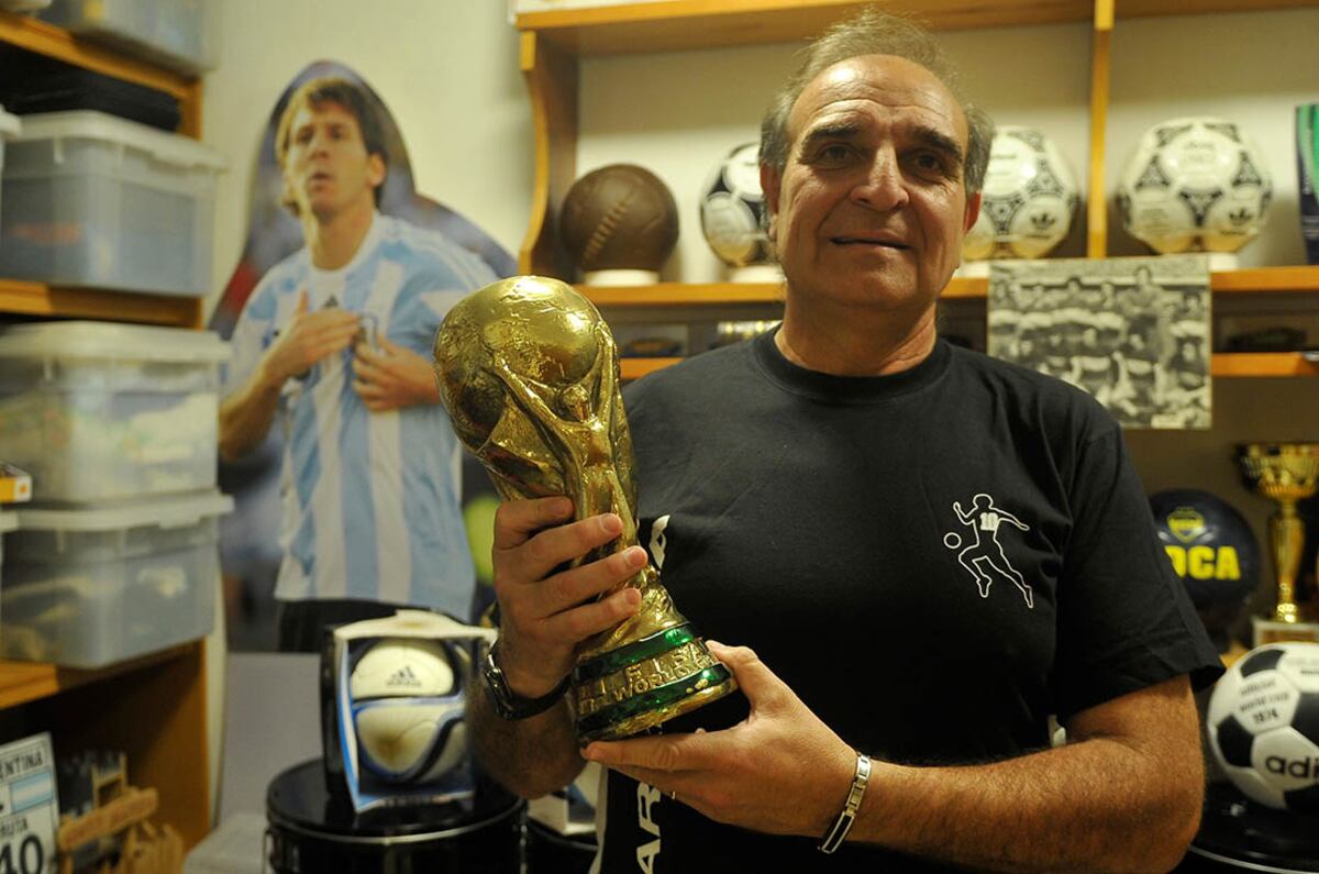 Alfredo Chaguri es contador y fanatico de Boca y de Diego Maradona a quien ha seguido por todo el mundo en mundilaes y en Boca y tiene diversos recuerdo con el y sobre a 10 meses de su muerte lo recuerda 23 septiembre 2021 foto Javier Ferreyra