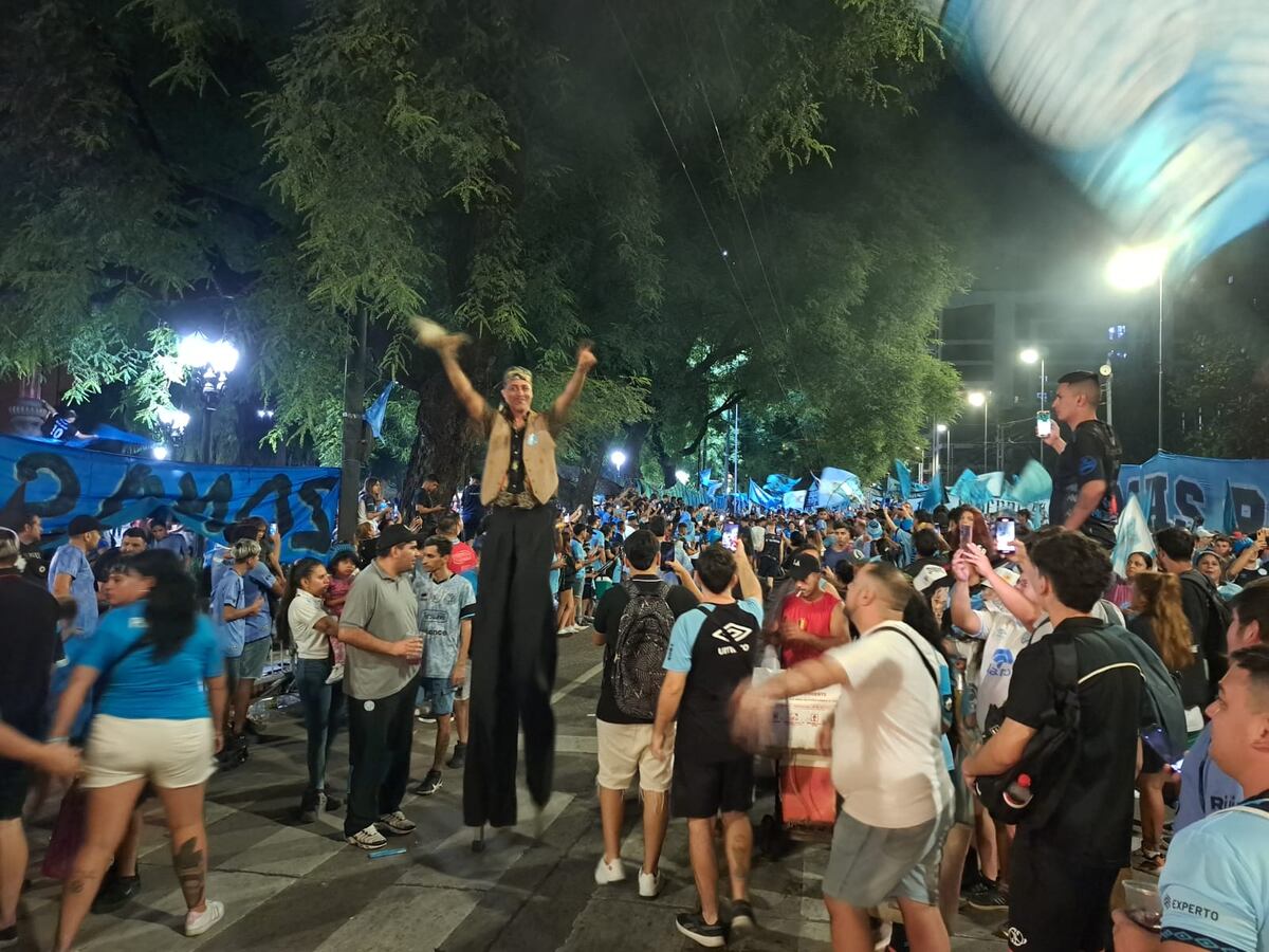 La hinchada de Belgrano en las calles de Alberdi en el inicio de los festejos por los 120 años. (Facundo Luque / La Voz)