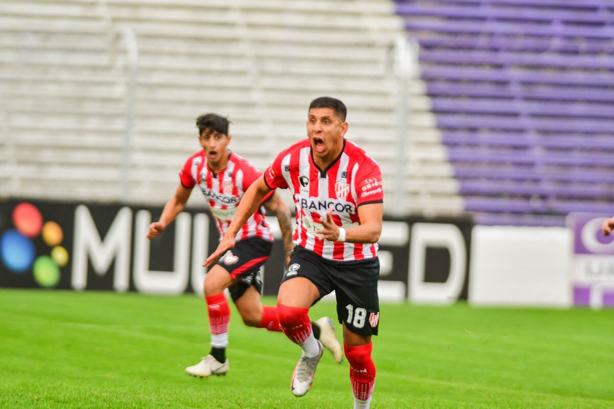 Damián Arce grita su gol ante Villa Dálmine con mucha bronca. Fue clave su ingreso. (Federico López Claro / La Voz).