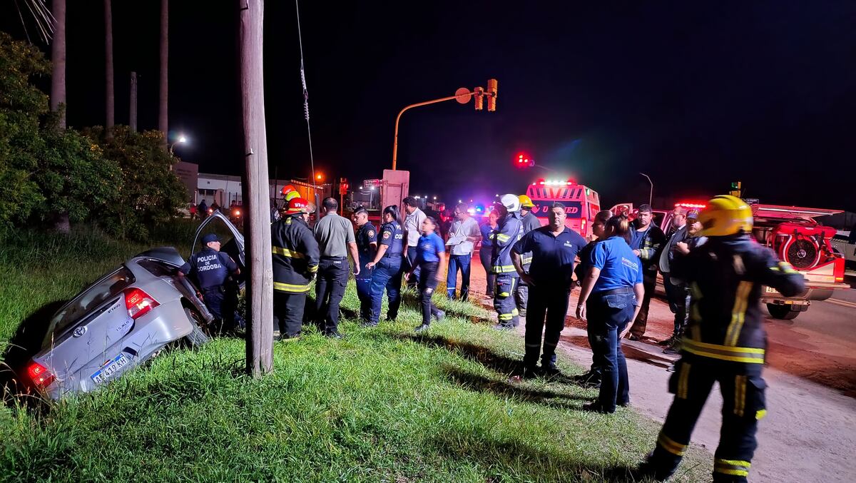 El auto en el canal. (Policía)