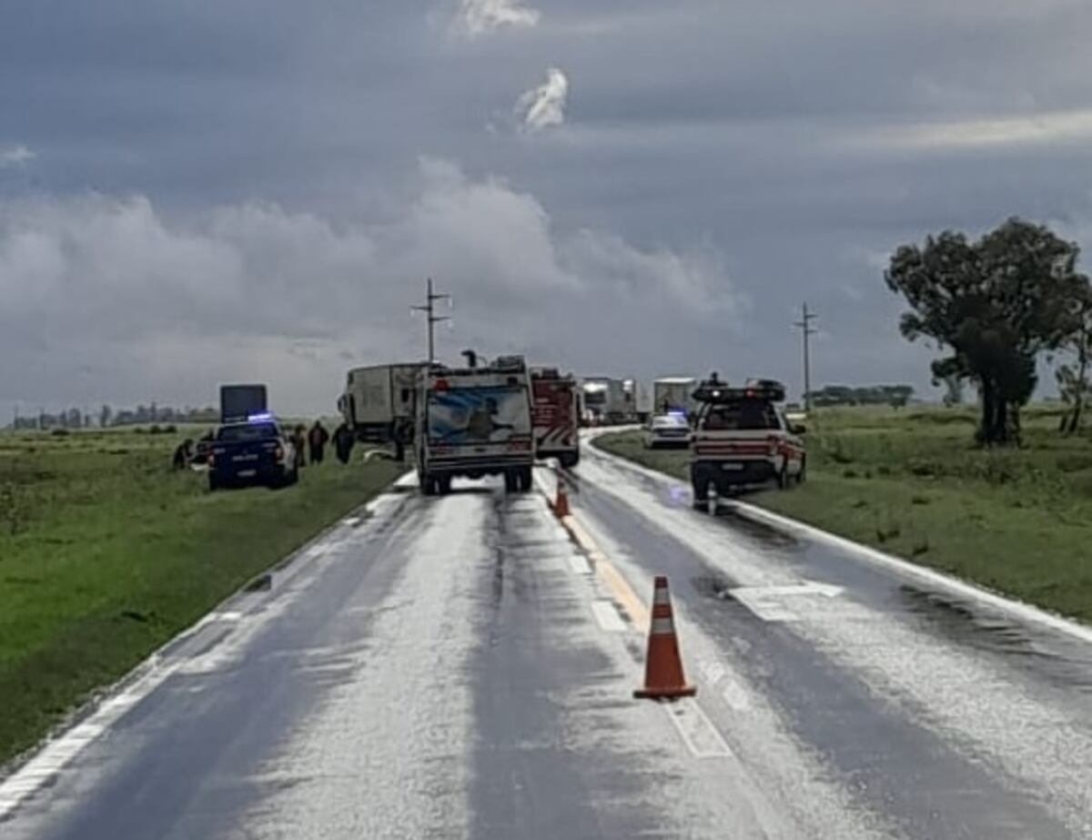 Siniestro vial en Laboulaye: un auto perdió tracción en la ruta y terminó destrozado tras impactar contra un camión. (Policía)