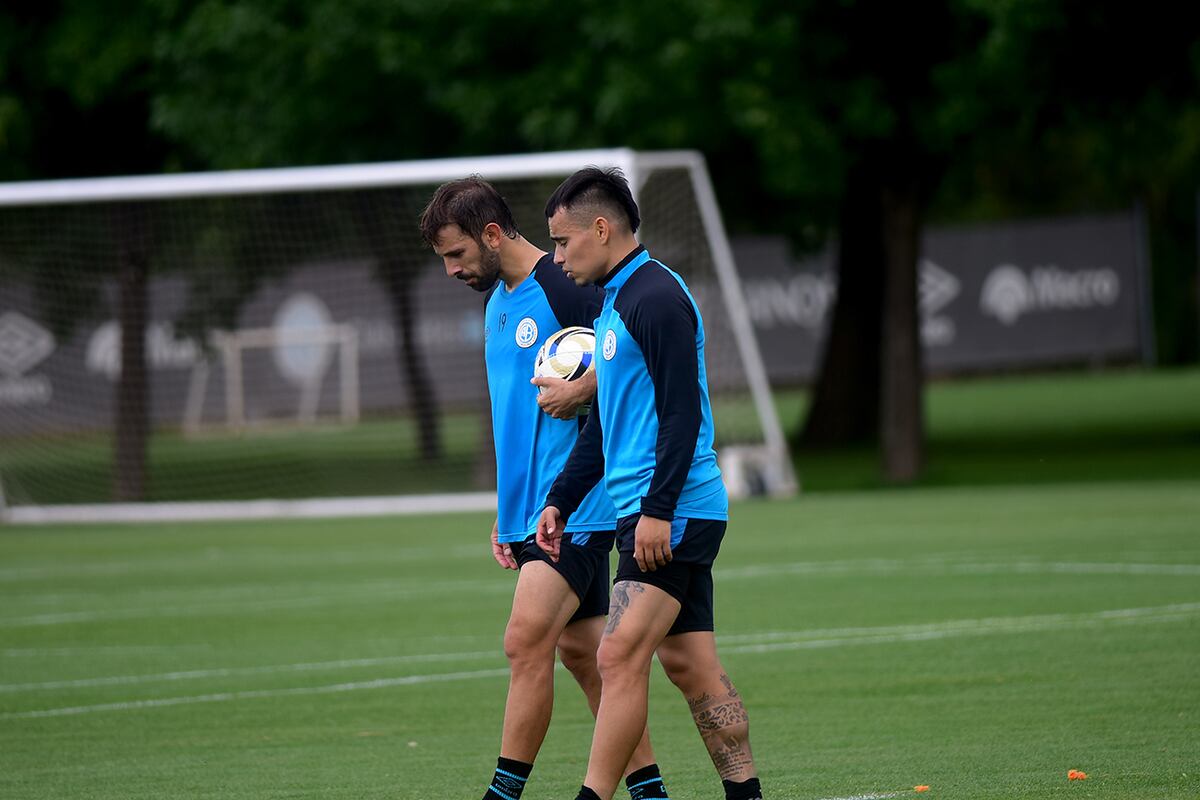 El Chino y Quignon hablan en el predio. (Pedro Castillo / La Voz)