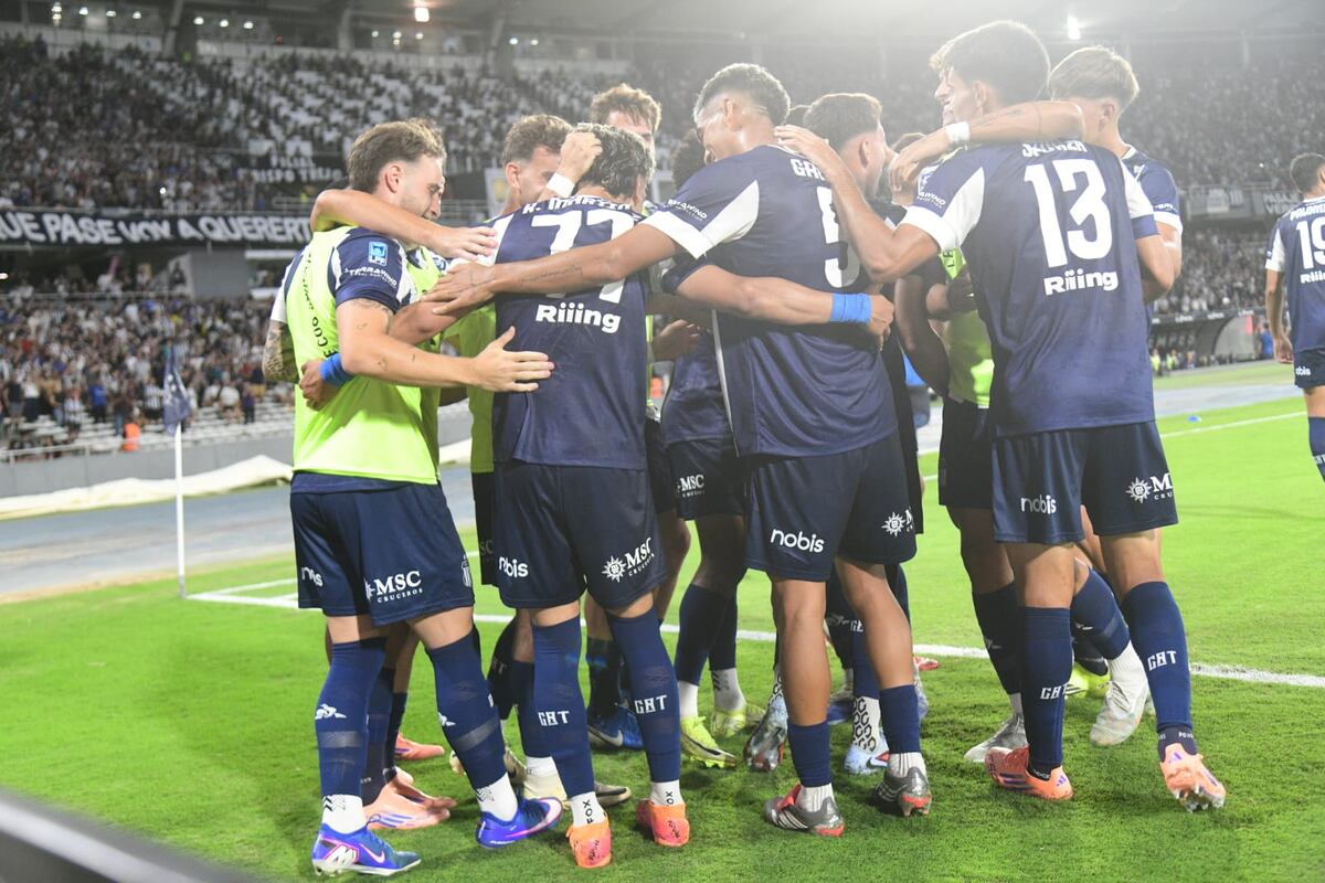 Ronaldo Martínez marcó el 1-0 de Talleres ante Newell's en el Kempes. (Javier Ferreyra / La Voz)