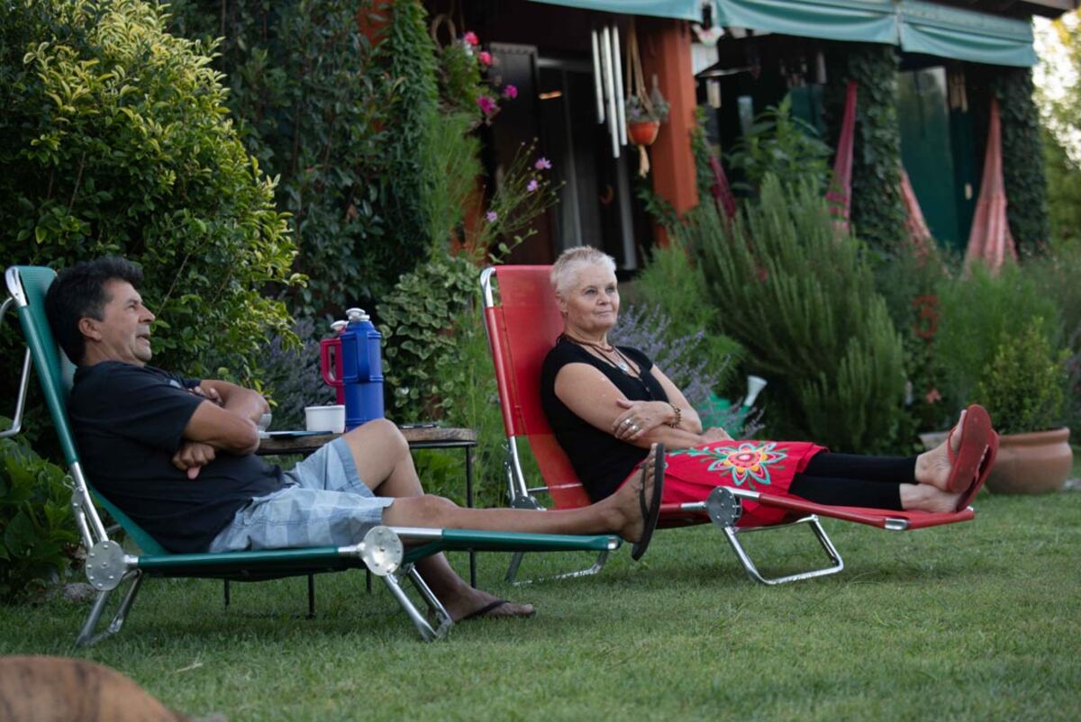 Cecil Campbell (61) y Jorge Pérez (63) se mudaron hace un año de la provincia de Buenos Aires a la localidad serrana de Los Reartes. (La Voz)