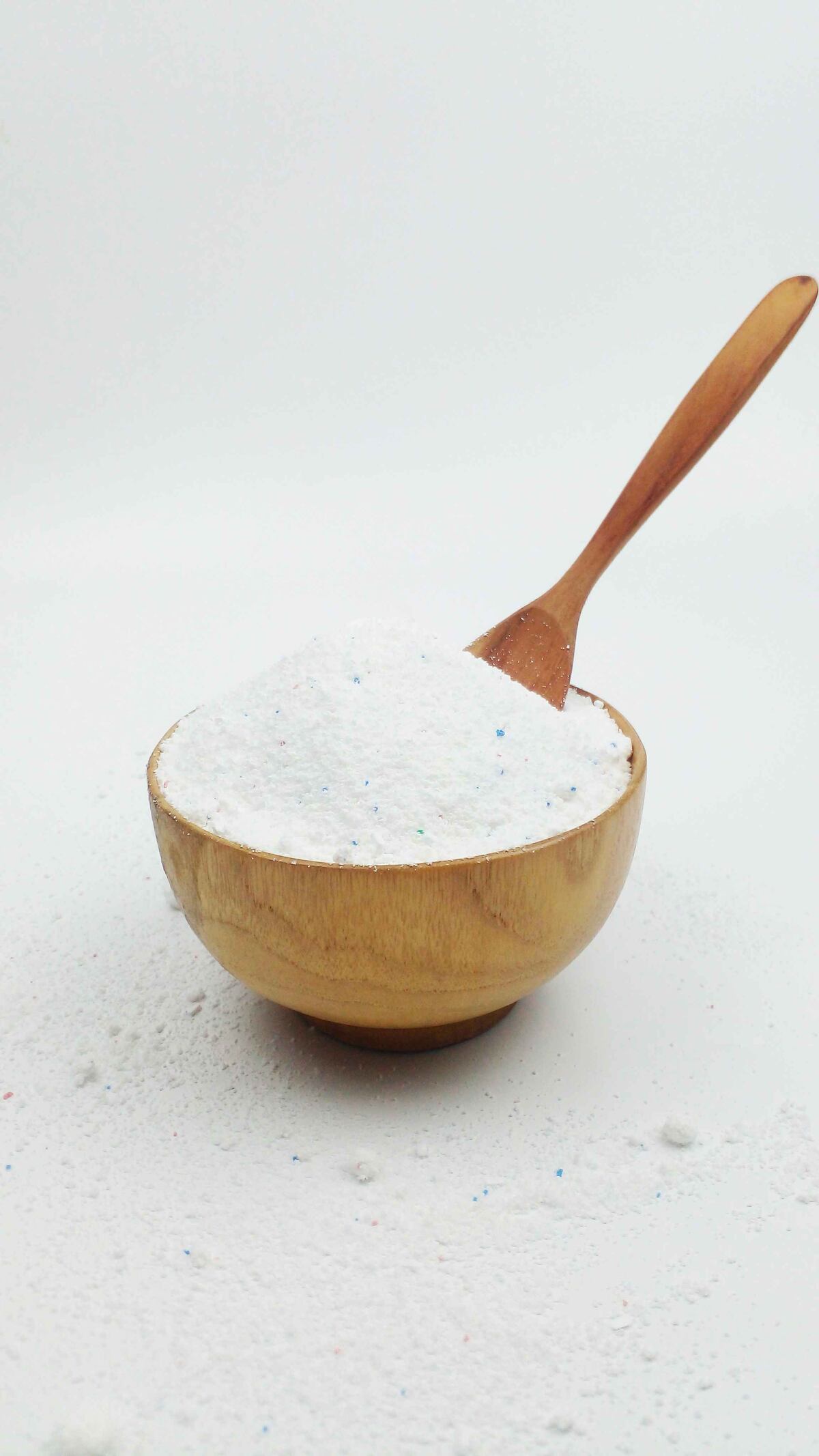 El percarbonato de sodio libera oxígeno activo al contacto con agua caliente, lo que permite blanquear y desinfectar la ropa sin recurrir al cloro. (Unsplash)