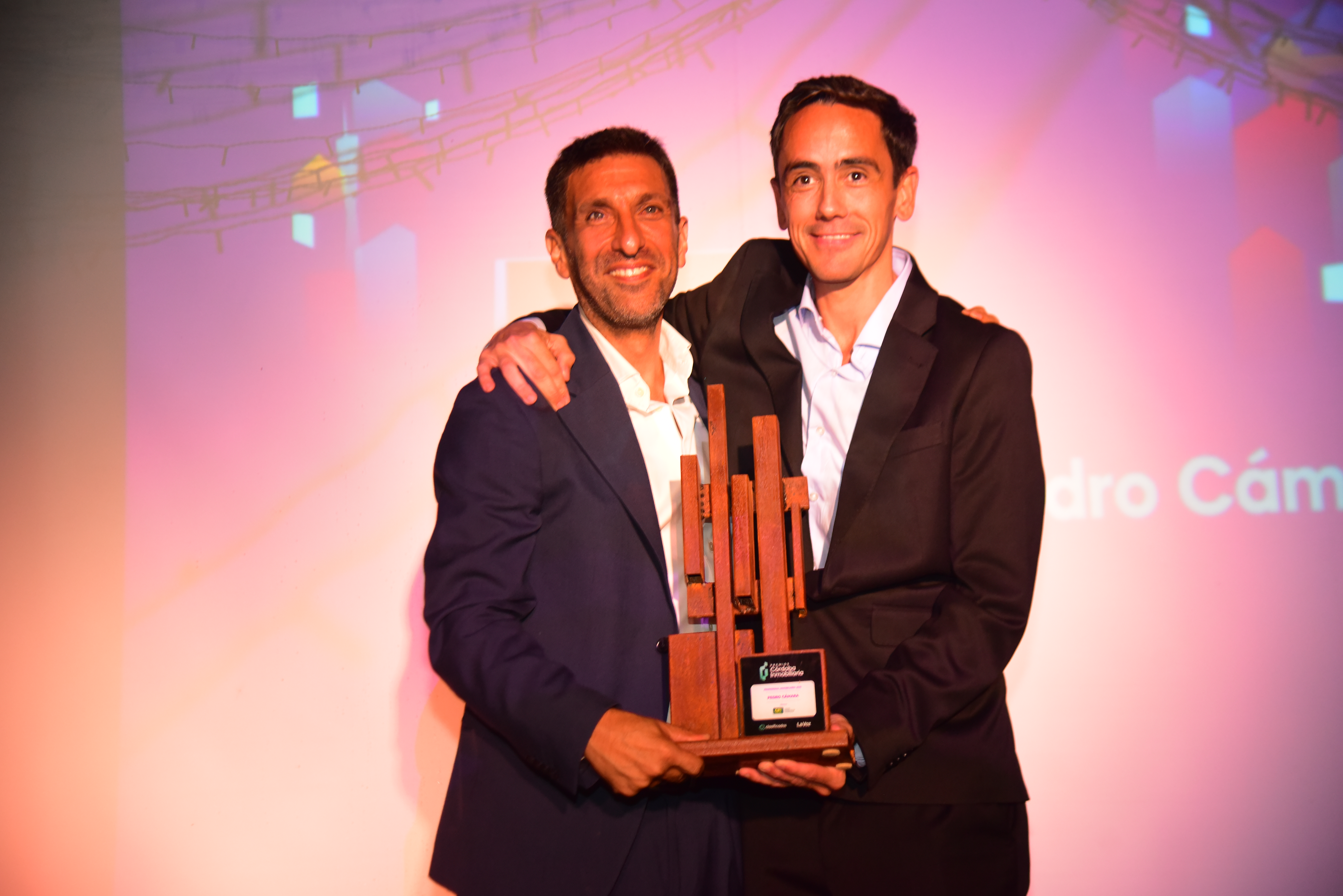 Pedro Cámara Correa recibió el premio de manos de Lucas Péndola, su colega del CPI. (Javier Ferreyra)