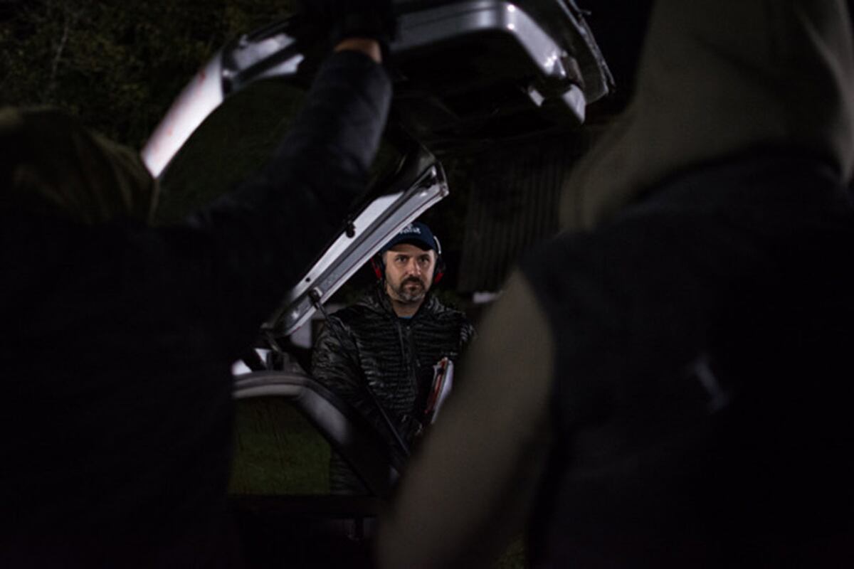 Demian Rugna, director de "Cuando acecha la maldad", en acción. (Prensa Cuando acecha la maldad).