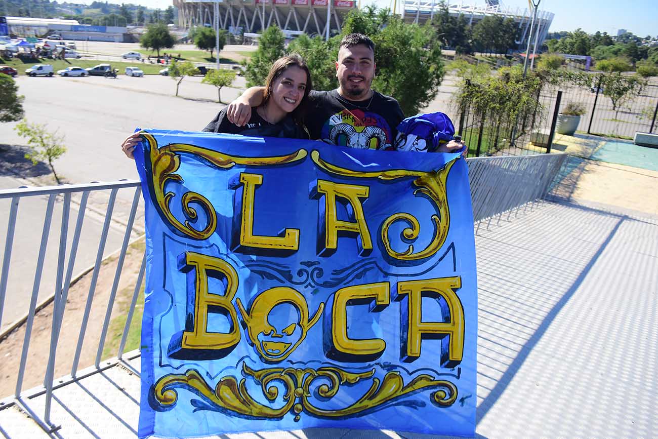 Previa de los fans de Los Piojos en el Estadio Mario ALberto Kempes. (José Gabriel Hernández / La Voz)