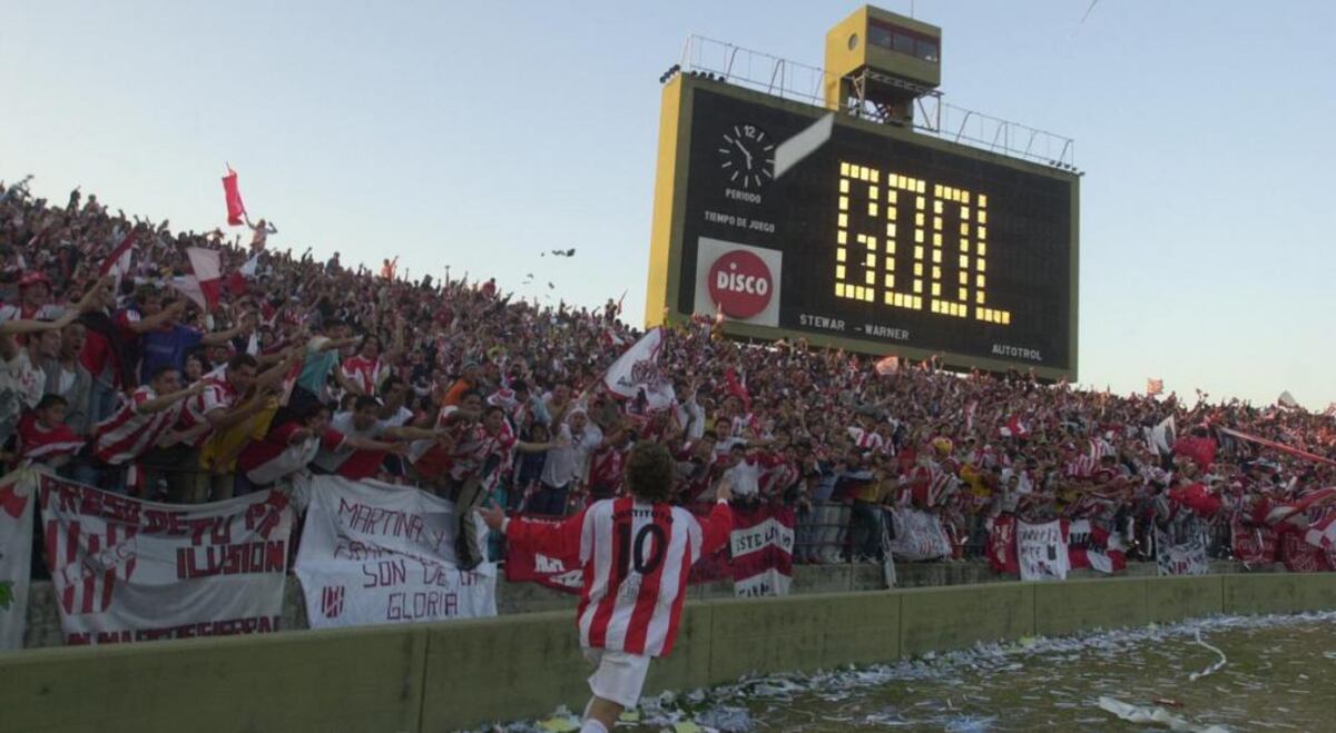 La última gran alegría. Instituto venció a Almagro y ascendió a Primera. Uno de los goles fue de Santiago Raymonda.