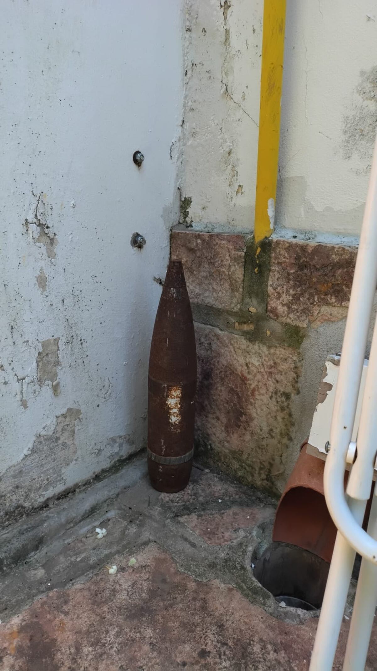 Así era el proyectil de artillería que fue encontrado en una casa de Villa Carlos Paz. (Policía de Córdoba)