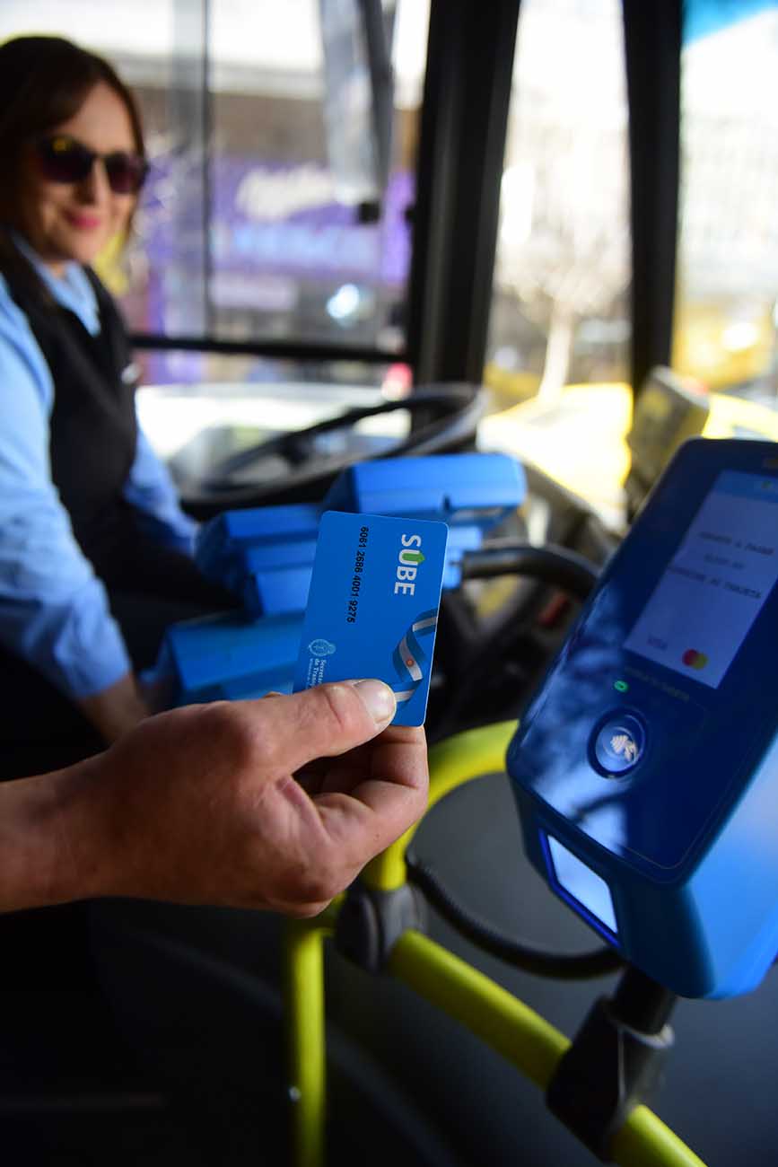 Este viernes comenzó, la implementación de la Tarjeta Sube en la ciudad de Córdoba en el transporte urbano. (José Gabriel Hernández / La Voz)
