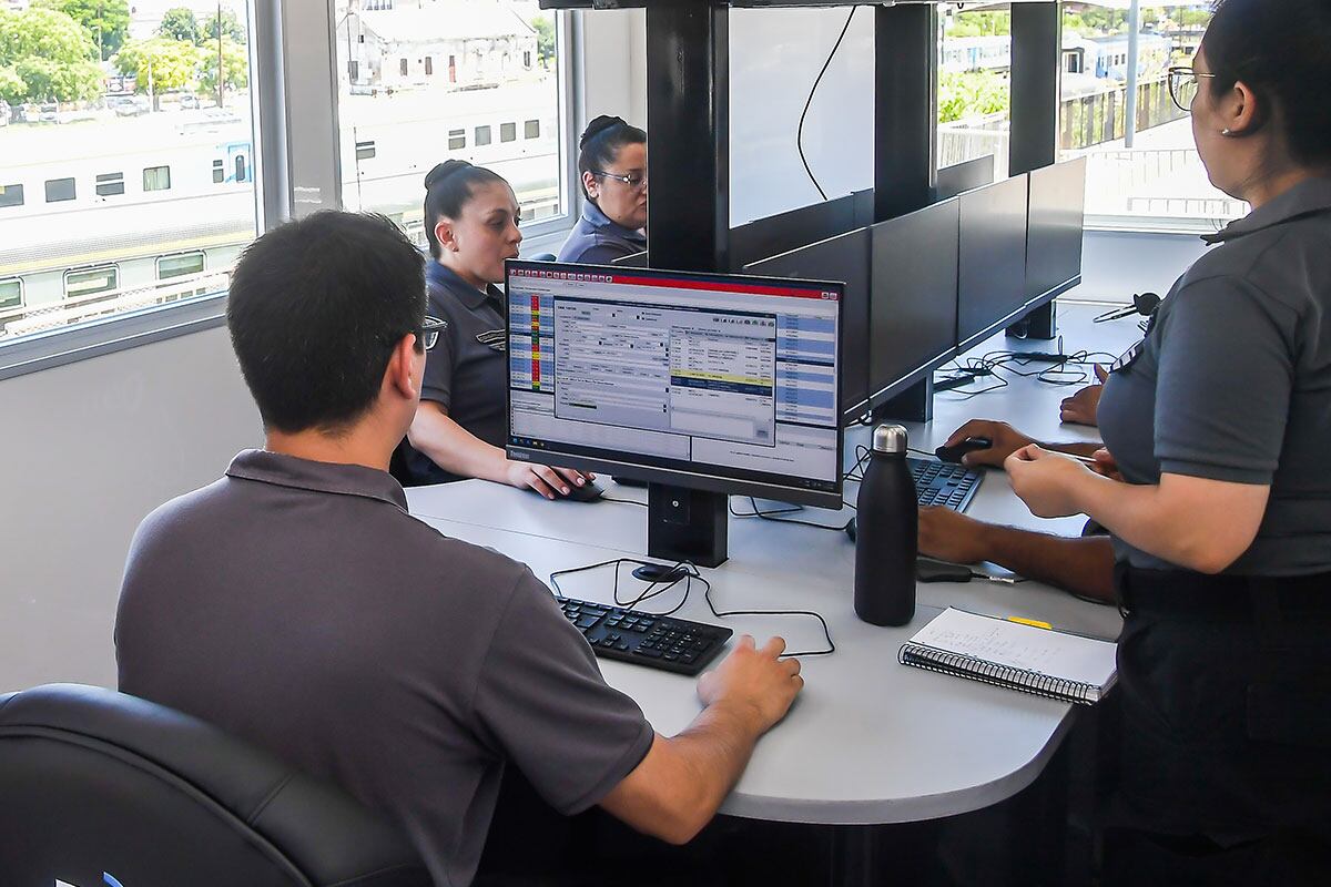 El vehículo cuenta con cinco estaciones de control desde las que se monitorean eventos y se coordinan recursos del sistema 911 en tiempo real.