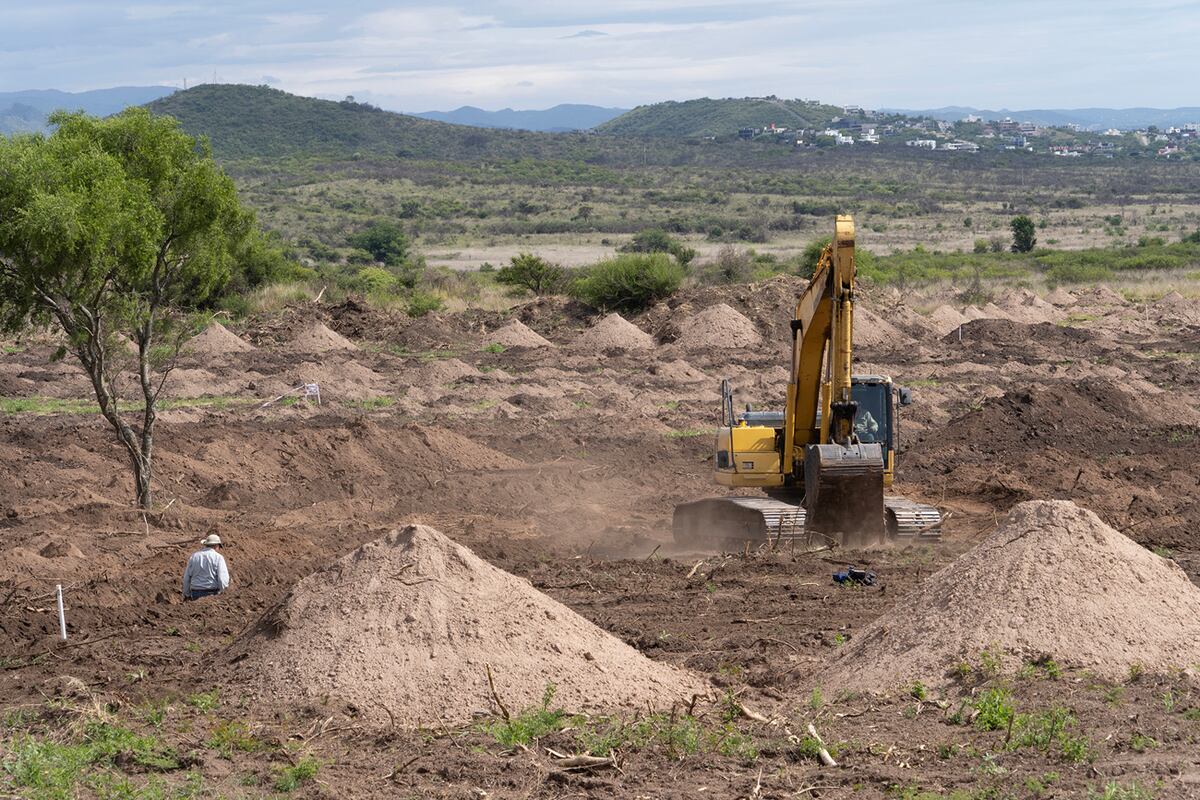 Trabajos de excavación en la Loma del Torito, cerca de La Perla, donde se encontraron fosas con restos humanos. (Gentileza Espacio para la Memoria La Perla)
