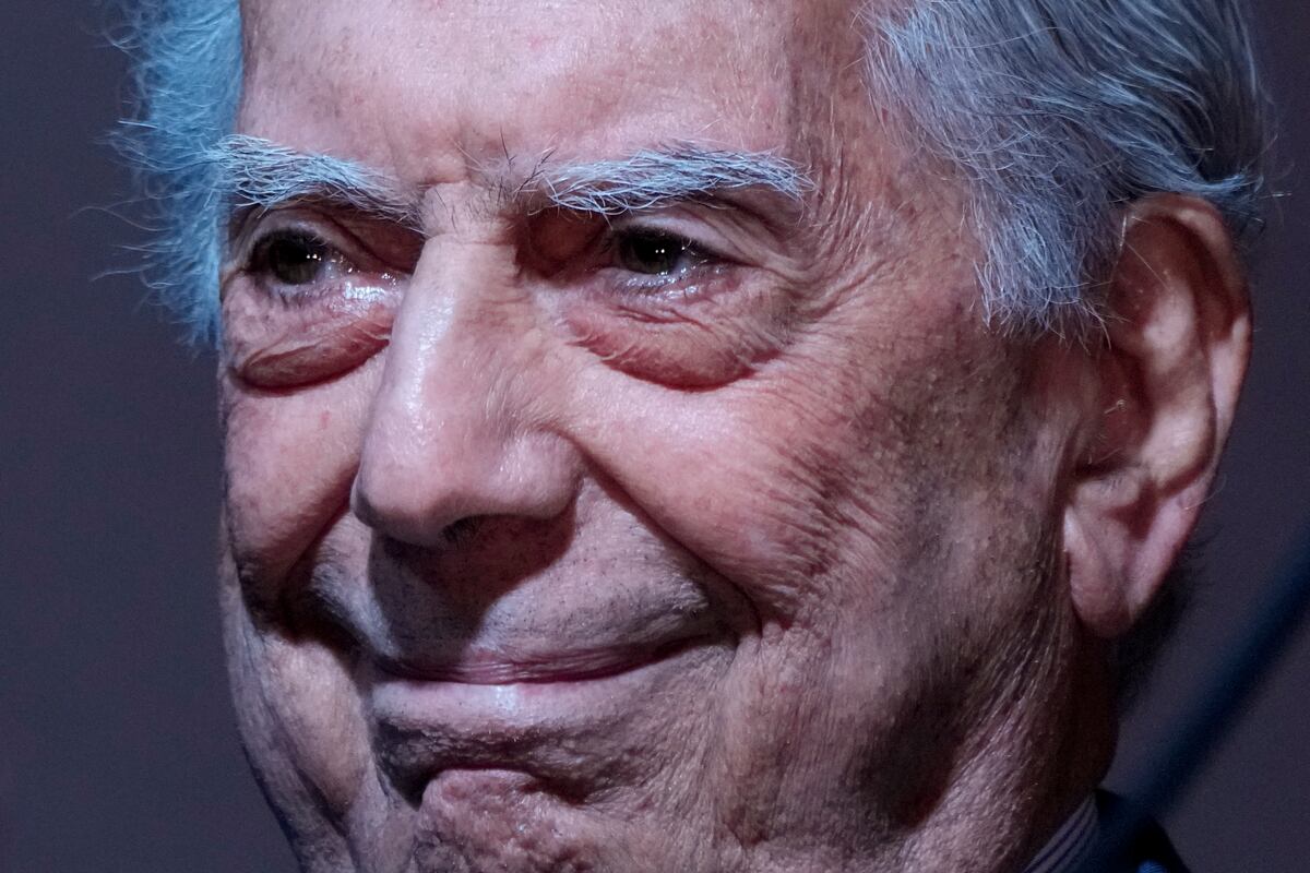 ARCHIVO - El escritor peruano Mario Vargas Llosa asiste a la 46° edición de la Feria Internacional del Libro en Buenos Aires, Argentina, el 6 de mayo de 2022. Los hijos de Vargas Llosa informaron el viernes 7 de julio de 2023 que el escritor fue dado de alta del hospital en Madrid donde estaba internado por COVID-19. (AP Foto/Natacha Pisarenko, Archivo)