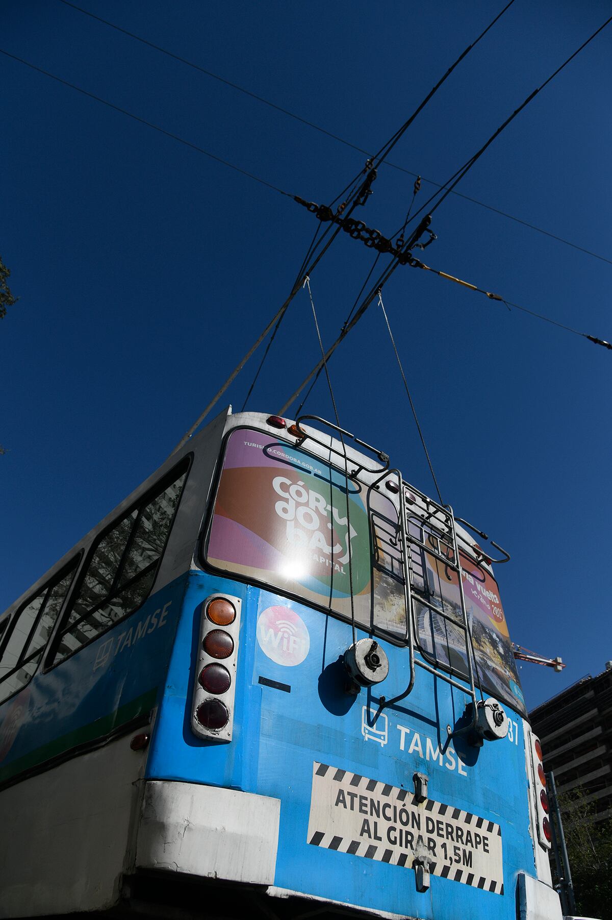 Por fallos en una subestación de la empresa TAMSE que aporta energía a la zona céntrica, las líneas de trolebuses A, B y C son cubiertas por colectivos. (Ramiro Pereyra / La Voz)