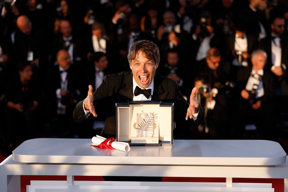 Sean Baker, ganador de la Palma de Oro por su película "Anora", posa ddespués de la ceremonia de premiación en la edición 77 del Festival Internacional de Cine de Cannes. (Foto por Vianney Le Caer/Invision/AP)