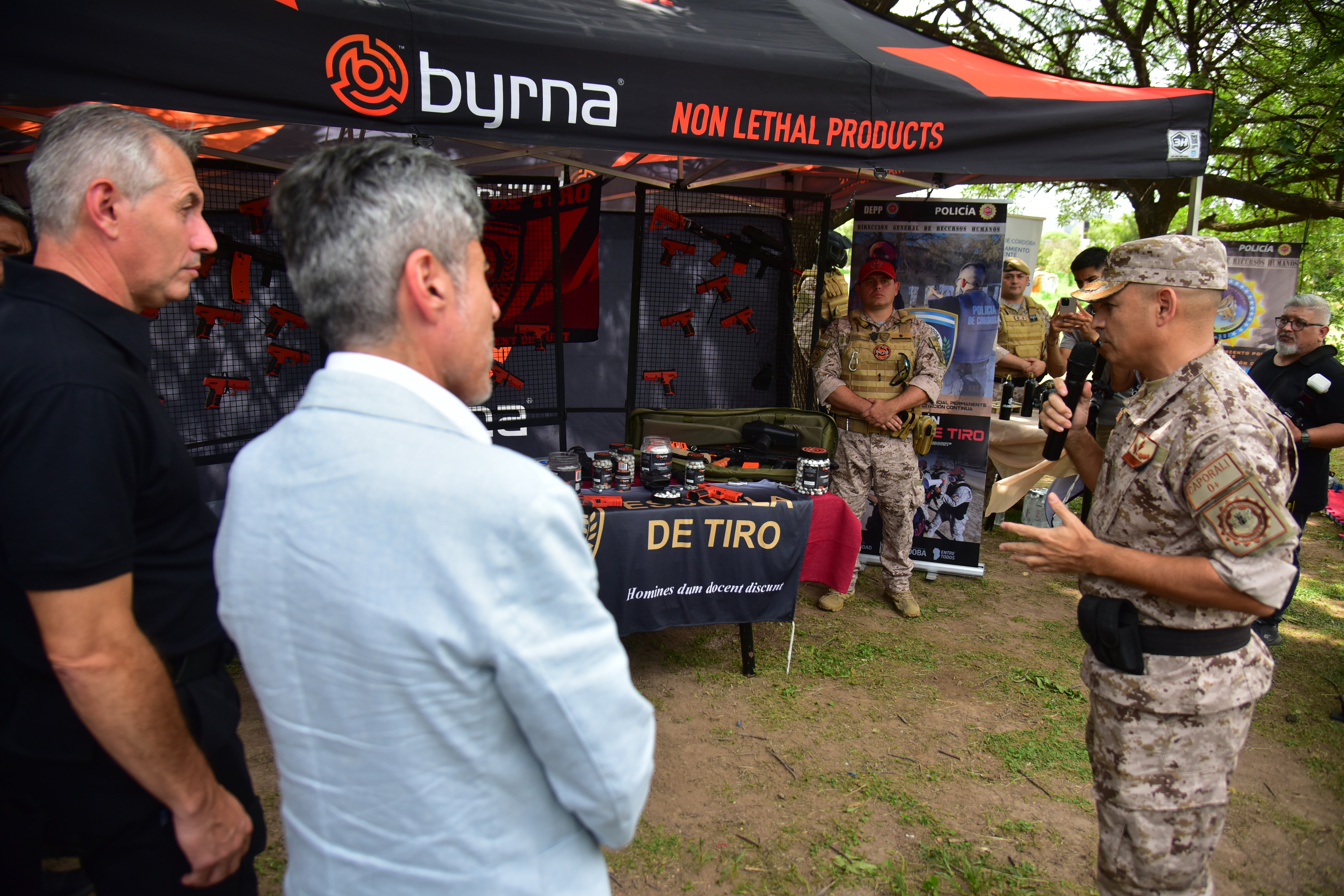 Presentación de armas no letales para la Policía de Córdoba. (Christian Luna / La Voz).