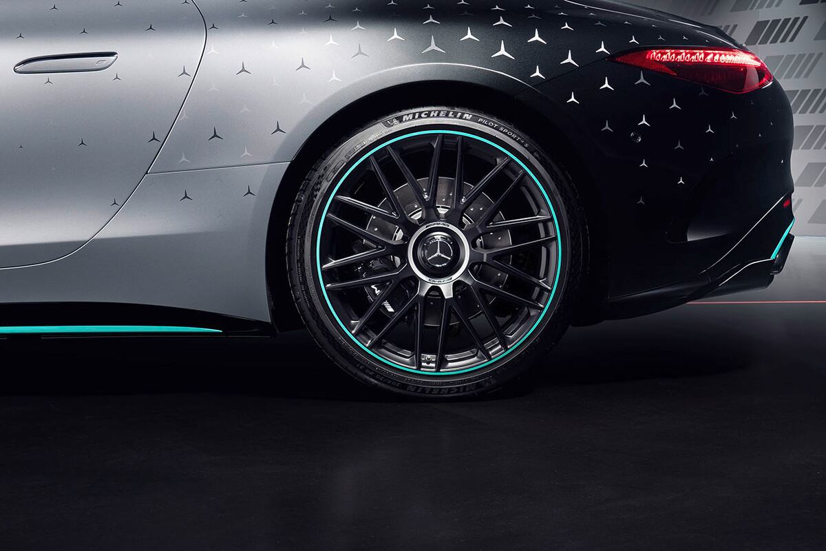 A este diseño extraordinario, se le suman las llantas AMG de 21 pulgadas y 10 radios dobles en acabado color negro mate con pestañas de color Petronas.