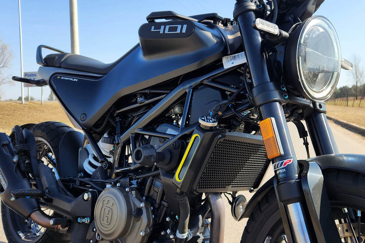 Los 44 CV de su motor mono cilíndrico aparecen de manera instantánea, ofreciendo aceleraciones que nada tienen que envidiar a motos de mayor cilindrada.
