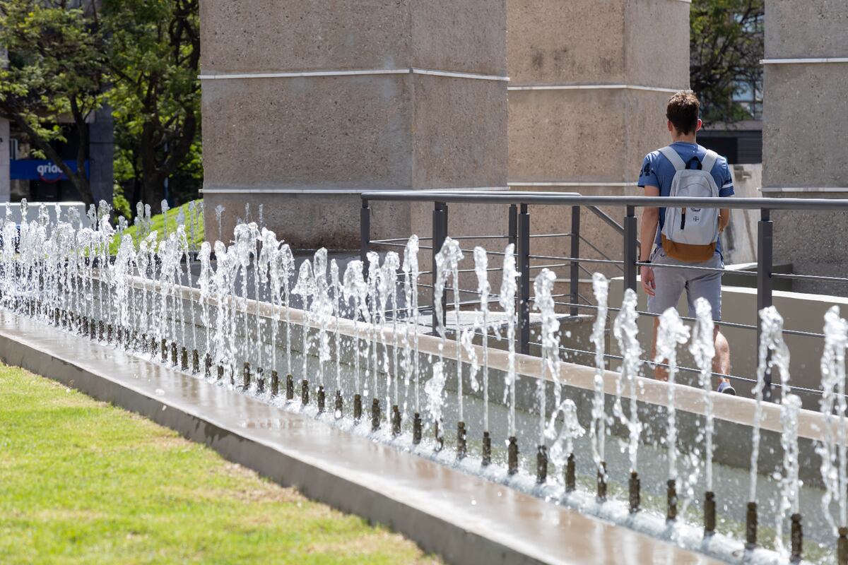 Los cordobeses disfrutando Plaza España (Prensa Municipalidad).