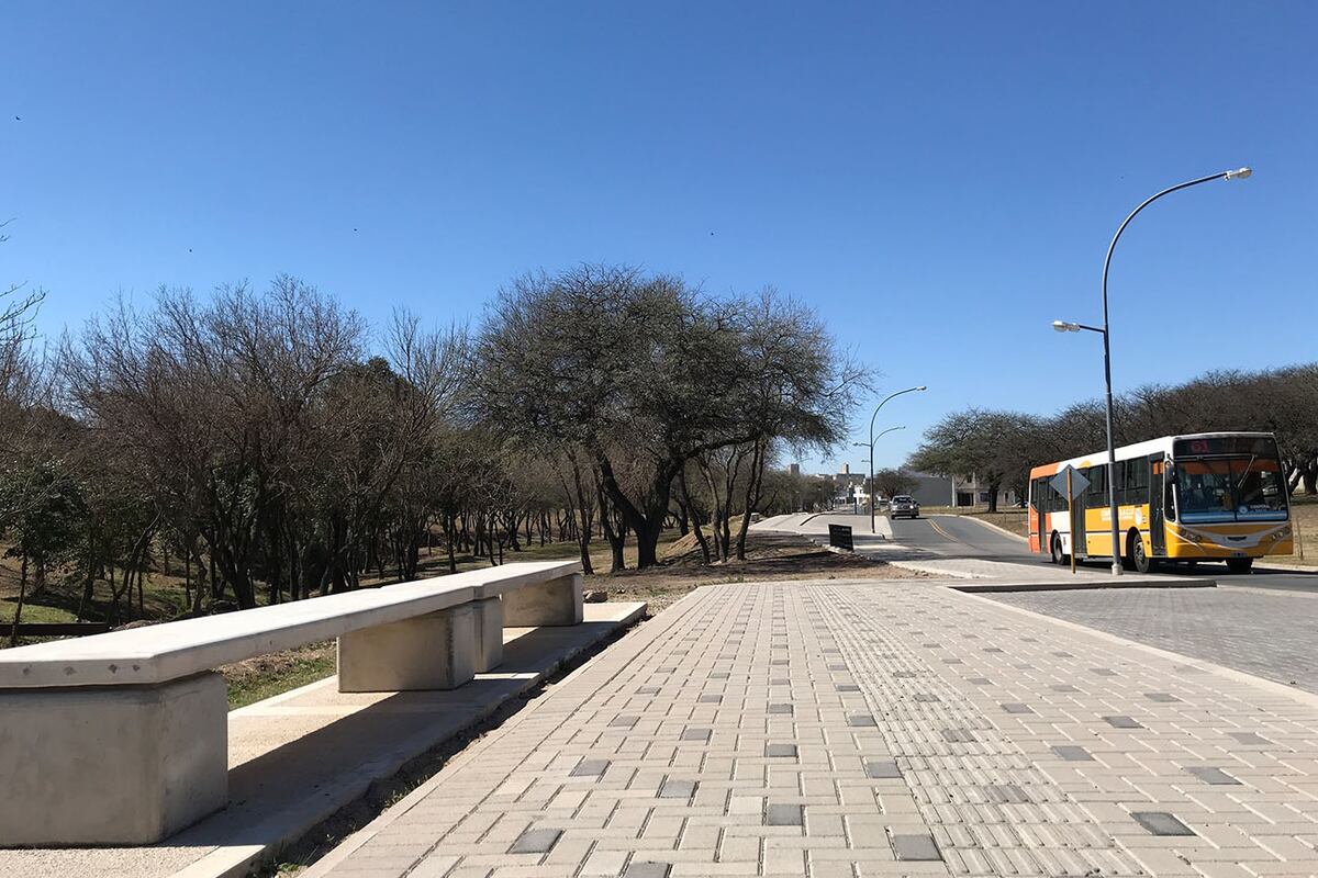 Cuenta con sectores de permanencia a lo largo del recorrido, con iluminación y equipamiento pensado para que los vecinos puedan disfrutar de distintas actividades.