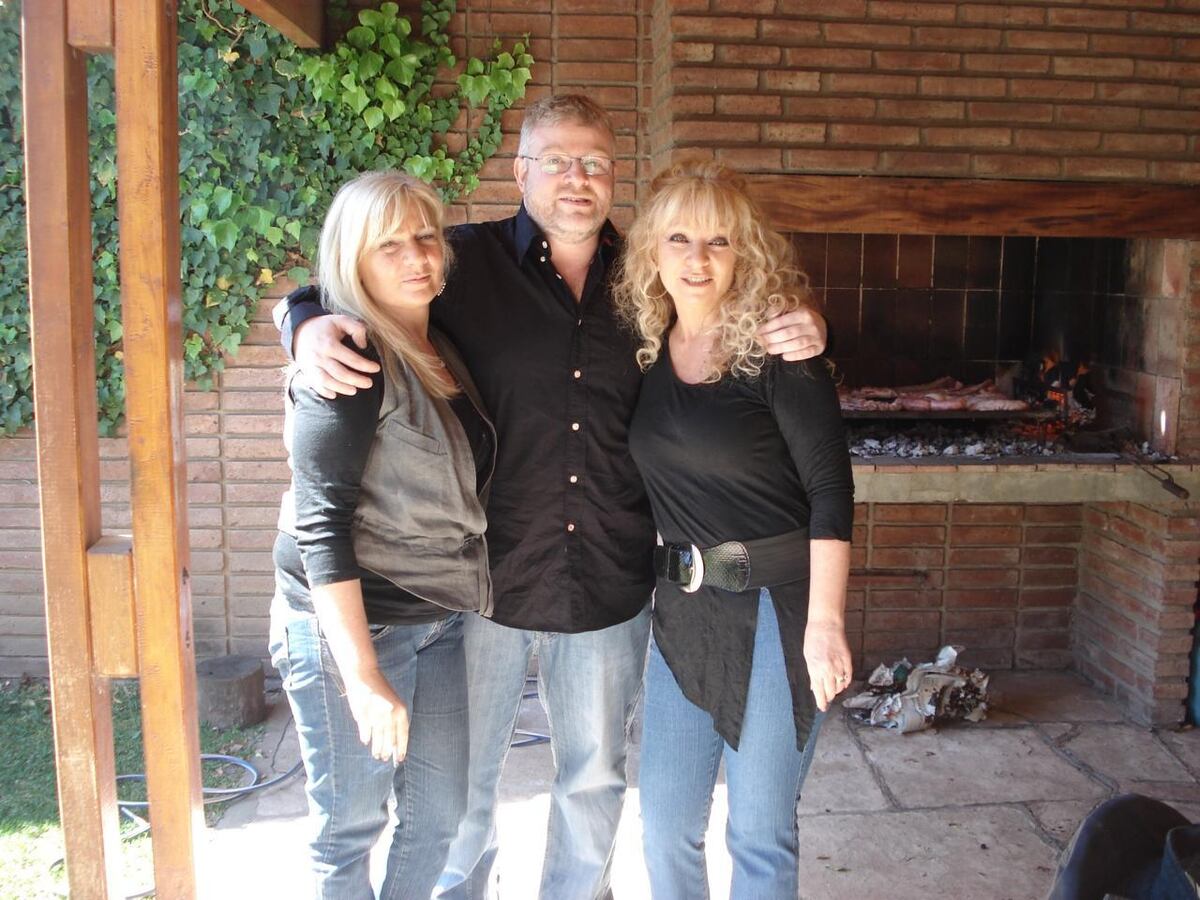 Gabriel Rabinovich con sus hermanas, Sandra y Sonia. Sandra falleció de cáncer a los 52 años. (Gentileza)