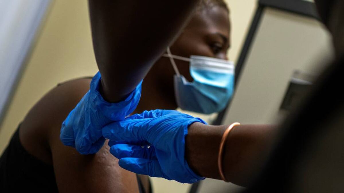 VACUNAS. Mientras algunos países tiene más del 60% de la población vacunada, en África recién comenzaron a inmunizar al personal sanitario. (AP)