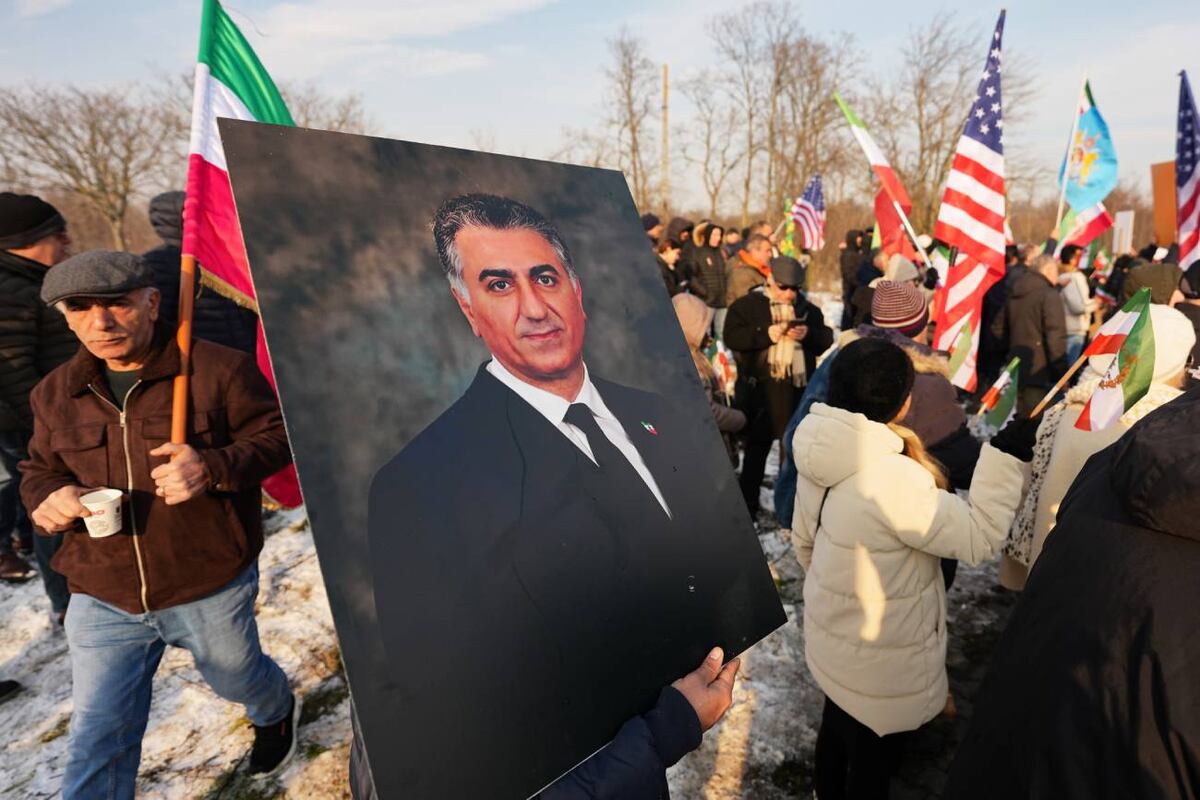 Una fotografía del príncipe heredero exiliado de Irán, Reza Pahlavi, durante una manifestación en apoyo a las protestas antigubernamentales en Irán, frente a la embajada de Estados Unidos en Bucarest, Rumania, en 2026. (AP / Andreea Alexandru)
