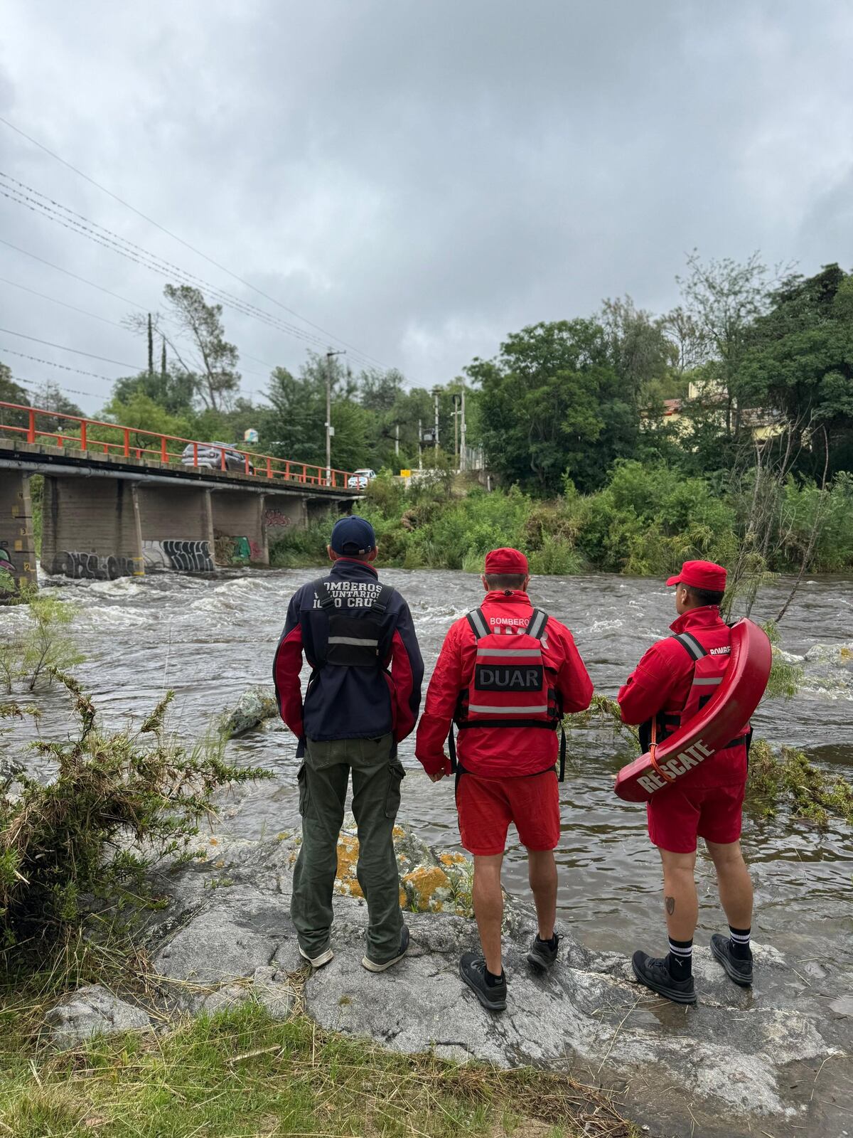 Lluvia en Córdoba: realizan tareas preventivas en el río San Antonio por crecientes. (Policía)