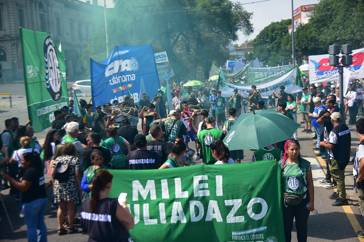 Marcha contra la reforma laboral en la ciudad de Córdoba. (Pedro Castillo / La Voz)