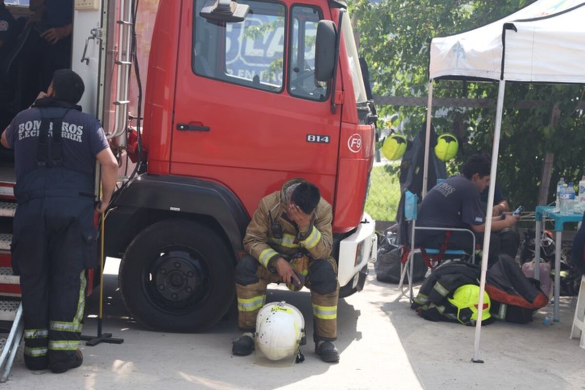 20 dotaciones de bomberos trabajaron al momento de la explosión y continuaron las tareas durante el sábado (FOTO: Francisco Loureiro, Clarín)