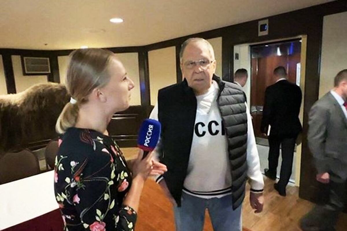 El canciller ruso Lavrov llegó a Alaska con una remera con las siglas de la Unión Soviética. (Captura de video)