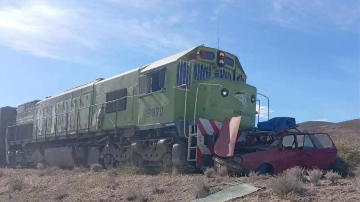 Tren Patagónico embistió a un Renault 12: dos personas hospitalizadas.
