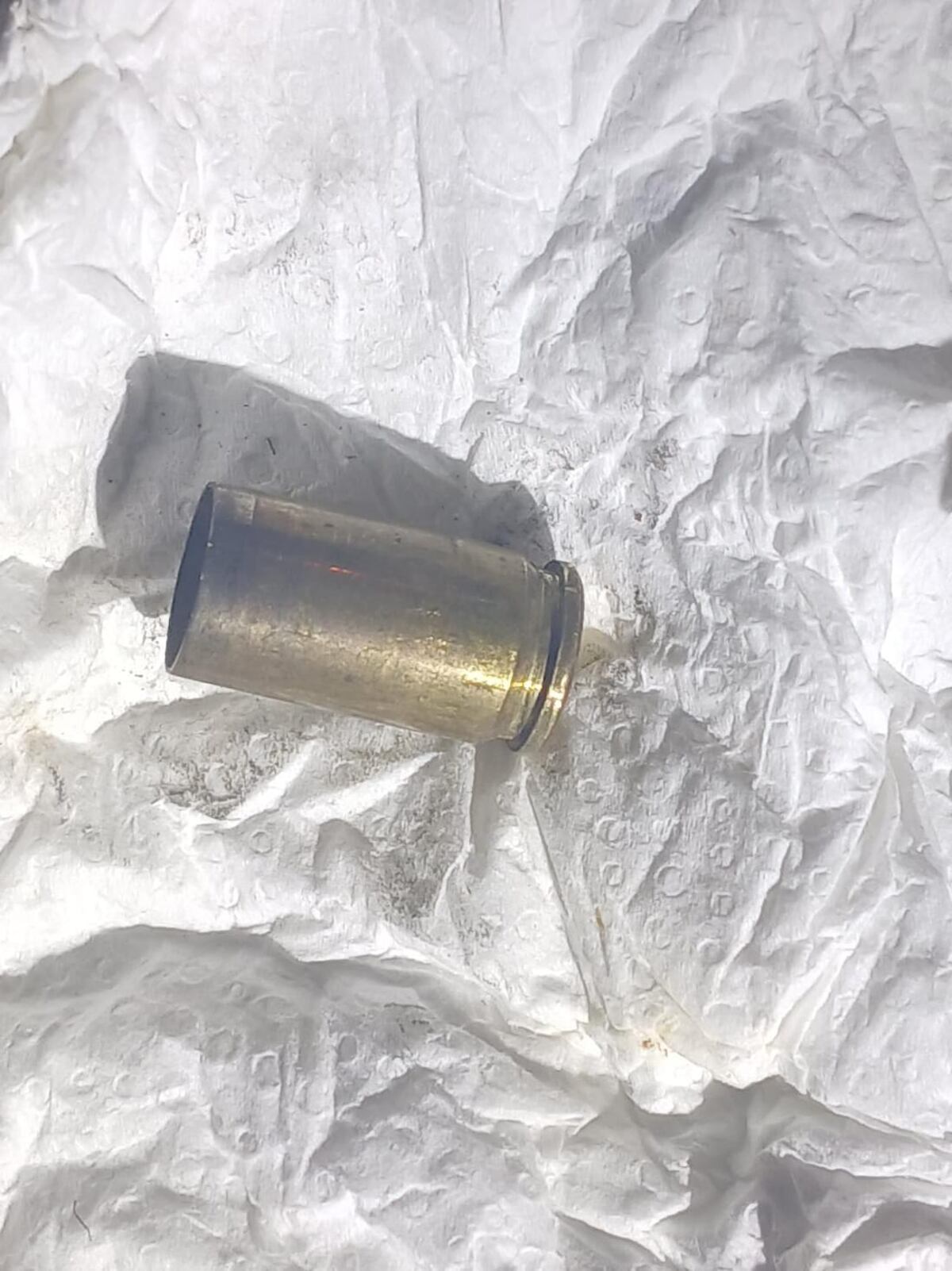 Una de las cápsulas servidas de los balazos calibre 9 mm disparados en barrio Ciudad Evita de Córdoba. (Policía)