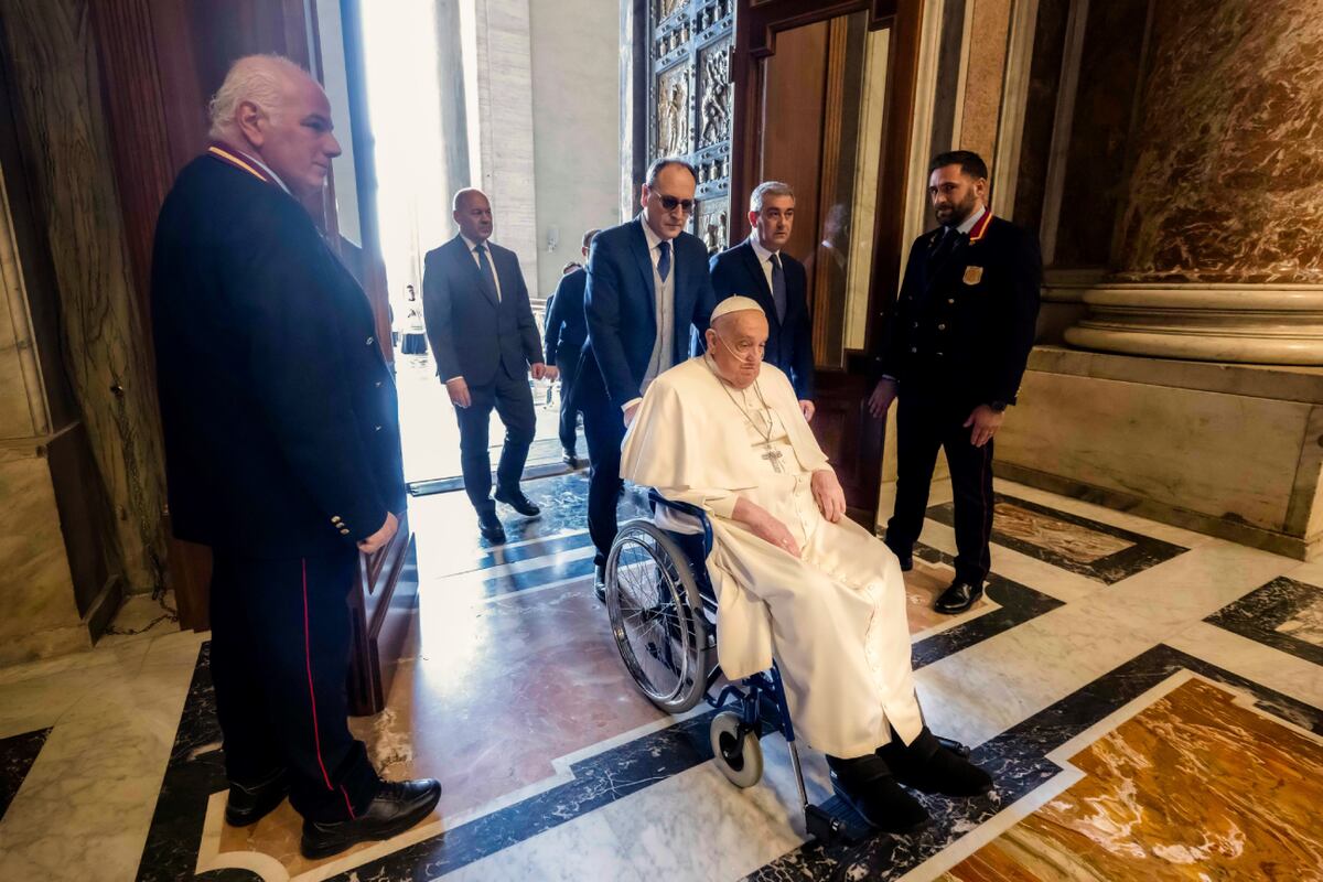 El papa Francisco, al final de una misa en la Plaza de San Pedro del Vaticano, este domingo 6 de abril. (AP / Andrew Medichini)