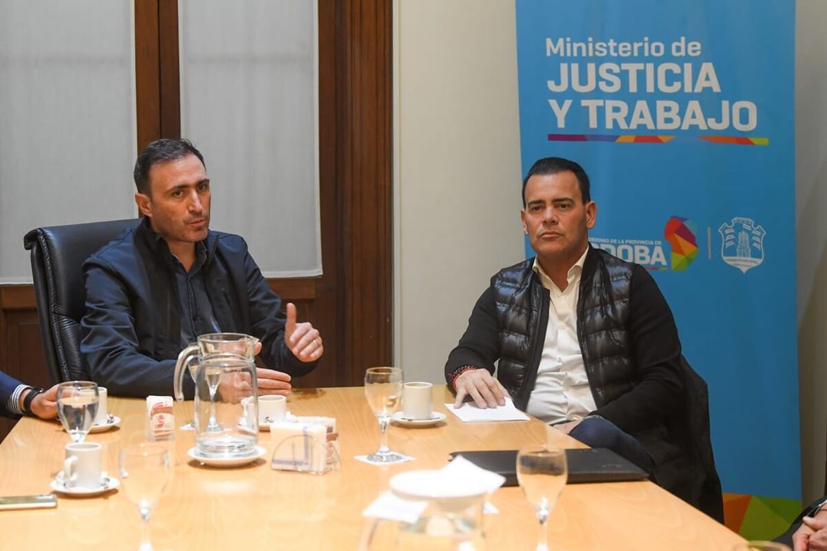 Julián López y Marcelo Rodio se reunieron con los titulares y representantes de ambas cámaras empresariales del transporte interurbano de la provincia, Fetap y Asetac. (Gobierno de Córdoba).