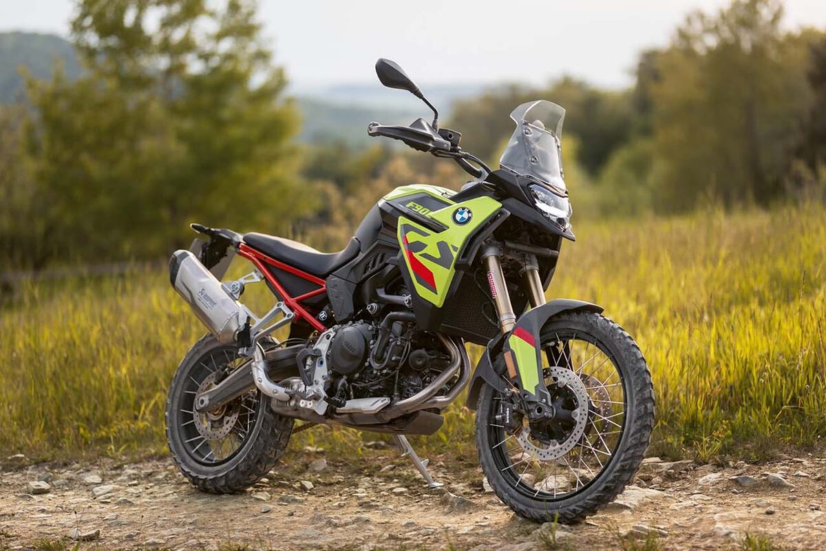 Con un mayor acercamiento al off-road, la BMW F 900 GS fue repensada con el objetivo de alcanzar un mejor peso y lograr una ciclística más acorde al enduro.