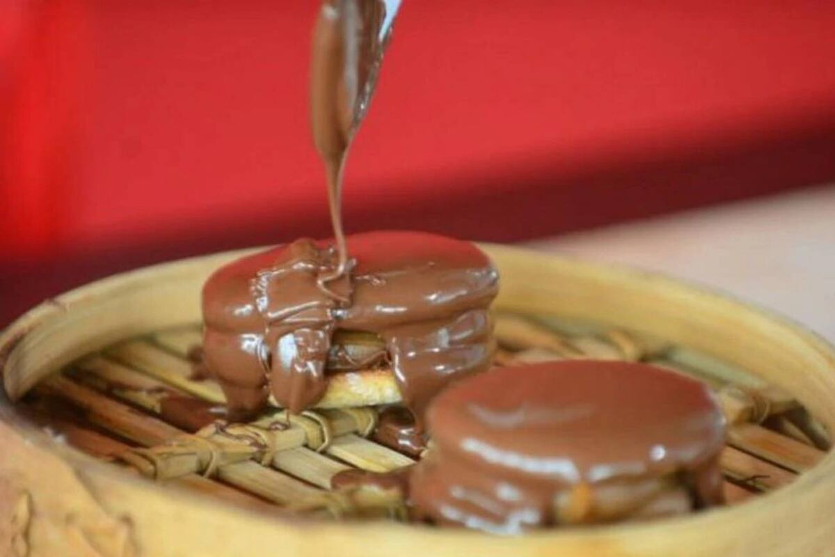 Paso a paso, cómo hacer alfajores de chocolate caseros, rellenos con dulce de leche. (La Voz)