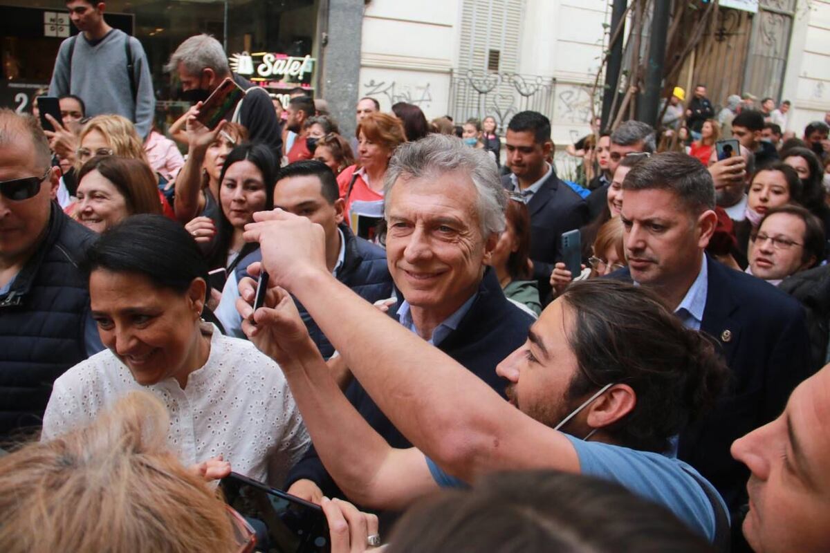 Mauricio Macri, en la peatonal de Córdoba.