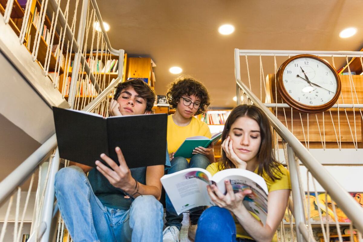 Fomentar la lectura en adolescentes: cuatro sagas que los atrapan desde la primera página
