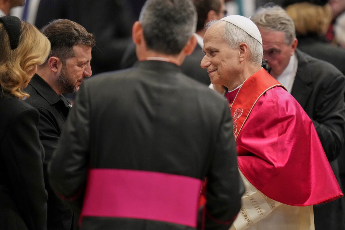 El saludo entre el papa León XIV y el presidente de Ucrania, Volodimir Zelenski, tras la inauguración oficial del pontificado en la Plaza de San Pedro. (AP / Alessandra Tarantino)