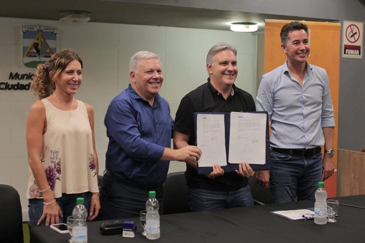 El Gobernador Martín Llaryora, la ministra Jure, el Ministro Manuel Calvo junto a intendente Gustavo Benedetti